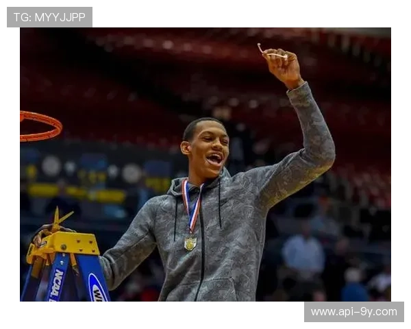 克里斯·邓肯蟒蛇绞降服麦金尼，轻量级新秀崭露头角